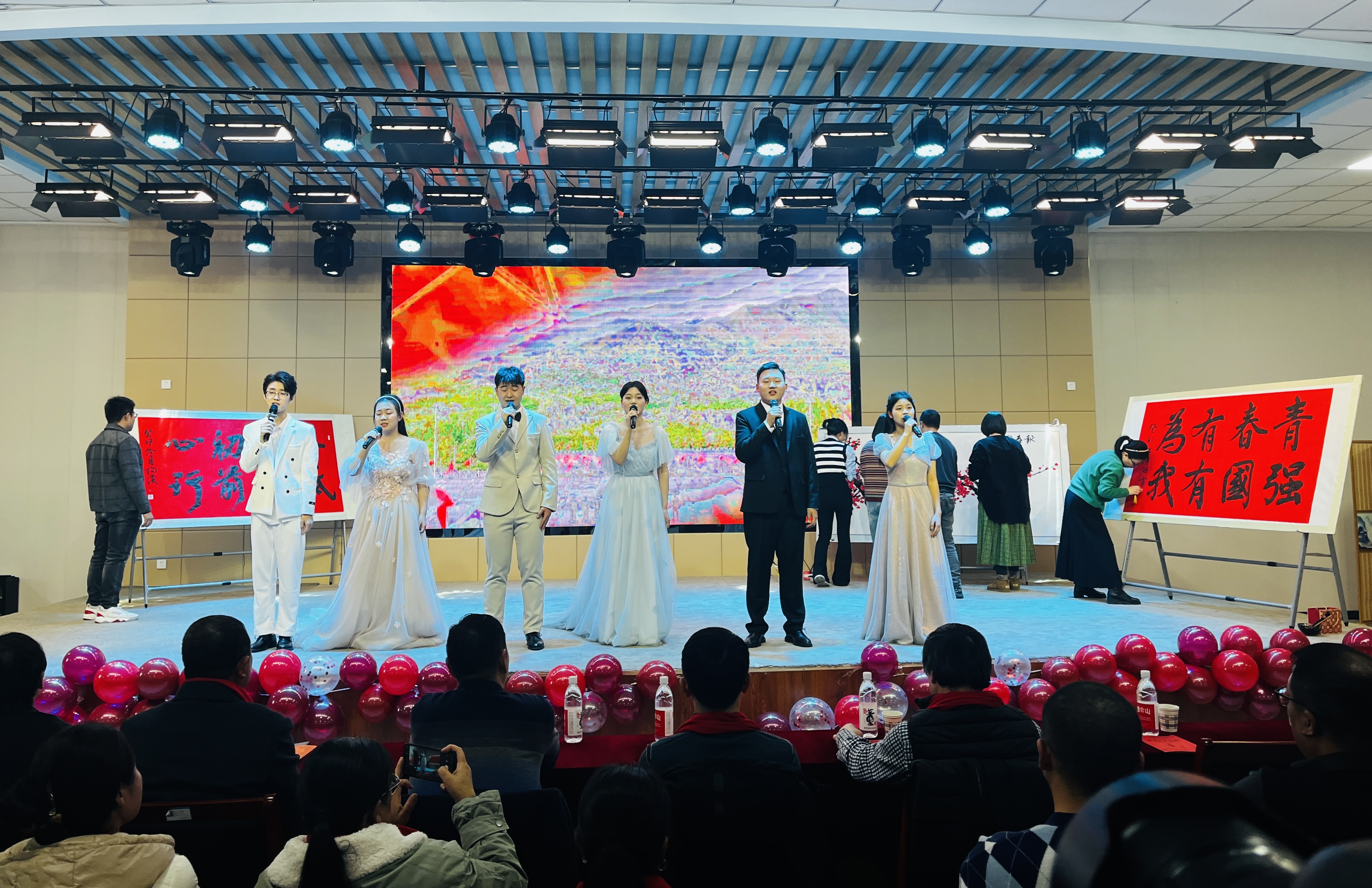 圖片默認標題_fororder_圖為淶水縣實驗中學教師表演情景劇。（李金璐 攝）