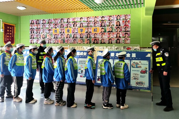 河北清苑：“文明交通”助力文明城區創建_fororder_清苑交警走進校園進行交通安全宣傳。清苑區委宣傳部供圖