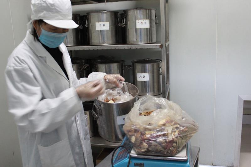 保定徐水：“驢火”小吃孕育特色驢文化_fororder_“非遺”傳承人劉敏英精心挑選驢肉加工配料。崔聯聯 攝