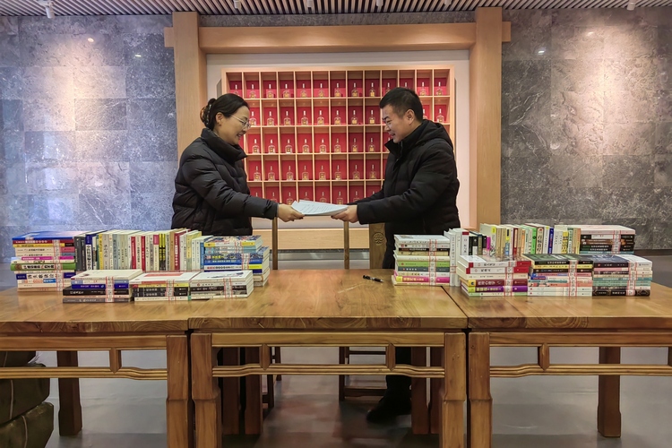 河北定興：“送書入企”打造“城市書房”_fororder_005