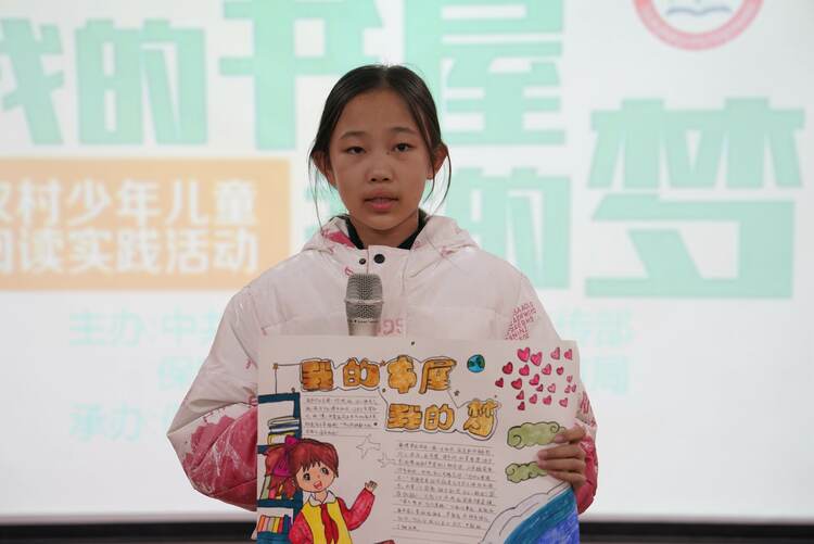 河北清苑：閱讀實踐活動陪伴少年兒童快樂成長_fororder_學生通過手抄報的方式與同學們分享讀書感悟。攝影 王磊