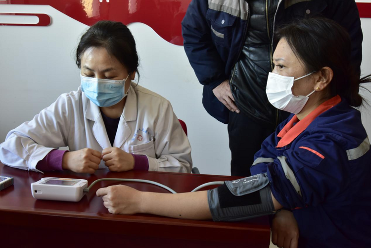 河北青縣：健康義診進企業 民主管理暖民心_fororder_圖片2