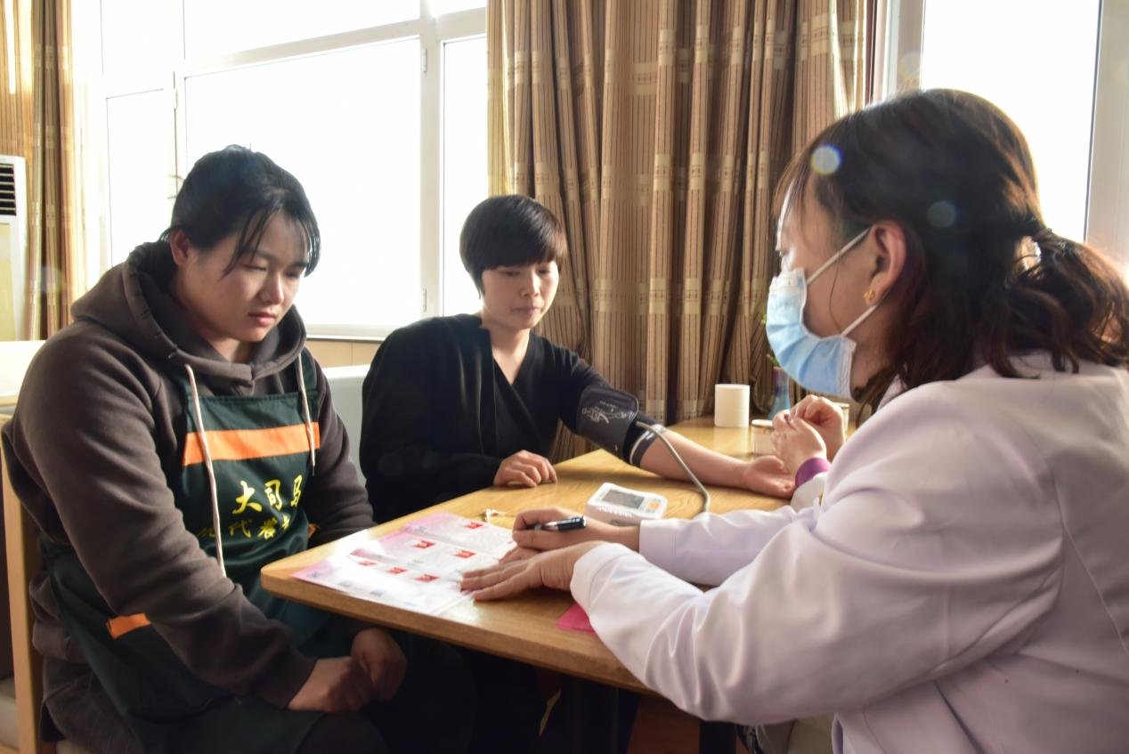 河北青縣：健康義診進企業 民主管理暖民心_fororder_圖片4