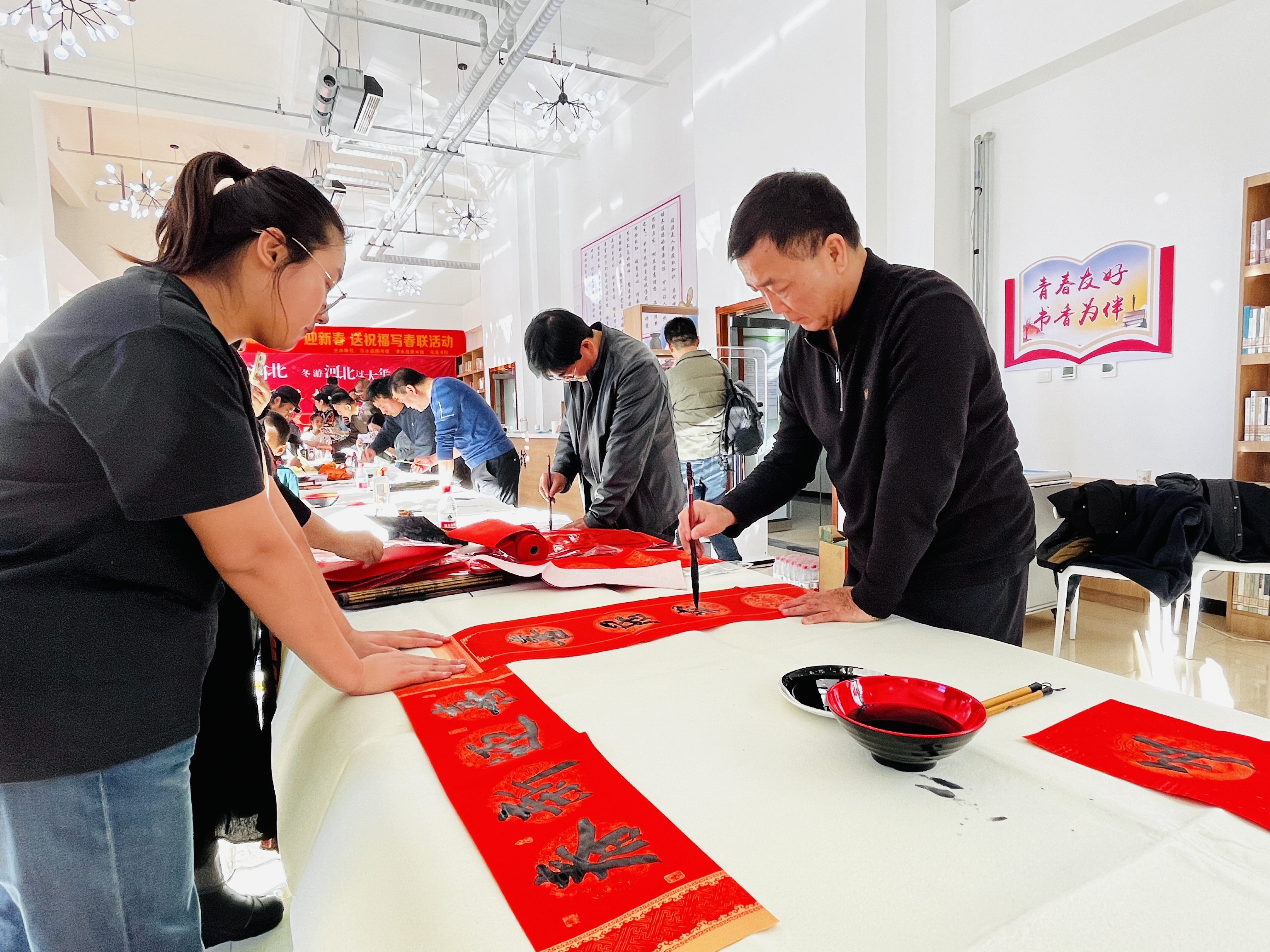 圖片默認標題_fororder_圖為淶水縣圖書館寫春聯送祝福活動現場。（徐梓鈺 攝）