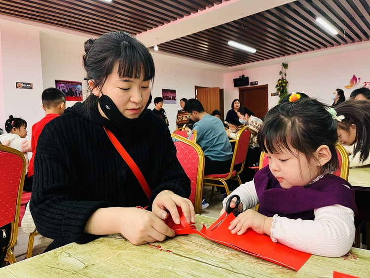 圖片默認標題_fororder_圖為淶水縣圖書館小朋友正在和家人一起製作手工燈籠。（徐梓鈺 攝）