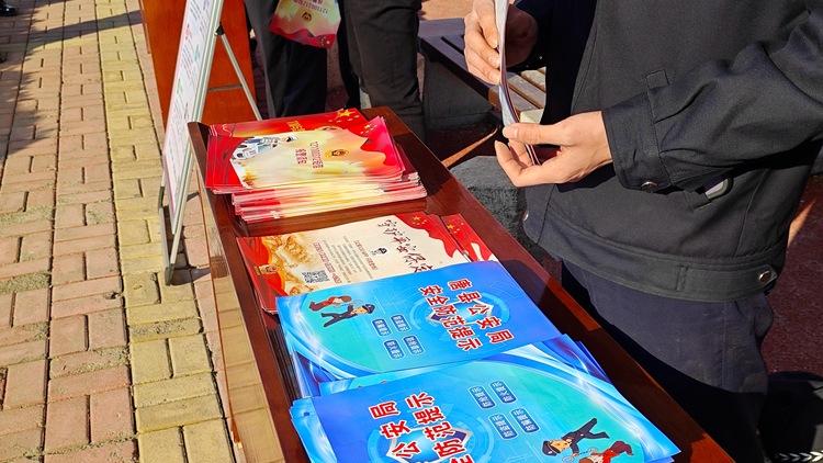 河北唐縣：開展“砥礪奮進110，一心為民保安寧”110主題宣傳活動_fororder_諮詢臺擺放各類宣傳資料