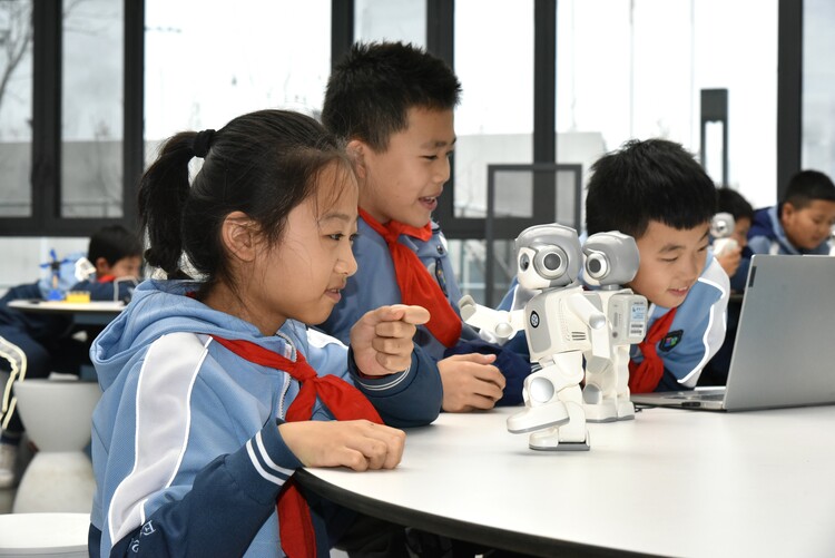 石家莊市裕華區：中小學生“沉浸式”體驗科技魅力_fororder_學生與AI機器人進行互動.JPG
