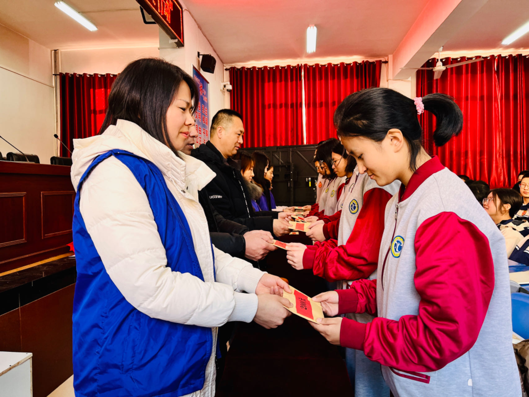 圖片默認標題_fororder_圖為工作人員為學生發放助學金。（徐梓鈺 攝）