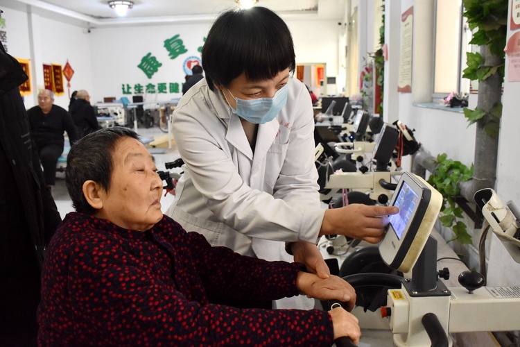 圖片默認標題_fororder_老人在醫生的指導下進行康復訓練。 趙琪攝.JPG