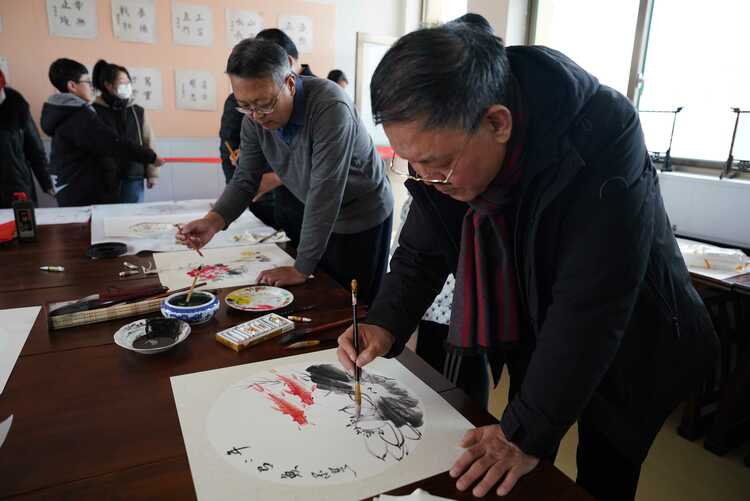 河北清苑：“文化名家工作室”點亮群眾文化生活_fororder_孫蘭鋼（左一）和美術愛好者一起創作中國畫作品。攝影 王磊
