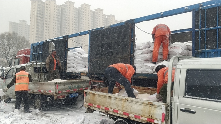 河北淶源：鏟雪除冰保供戰寒潮_fororder_5