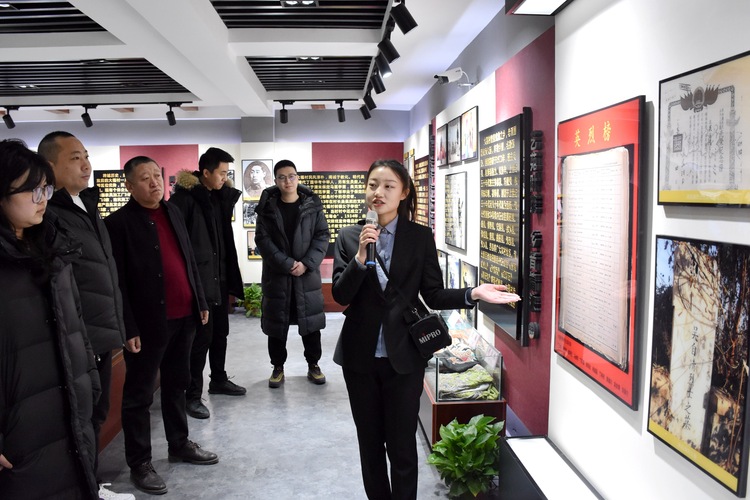 圖片默認標題_fororder_講解員為村民講解大福村先輩的抗戰歷史。 趙琪攝.JPG
