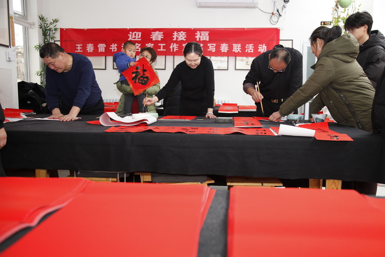 圖片默認標題_fororder_書法老師們邊書寫邊交流心得 拍攝辛榮軍.JPG
