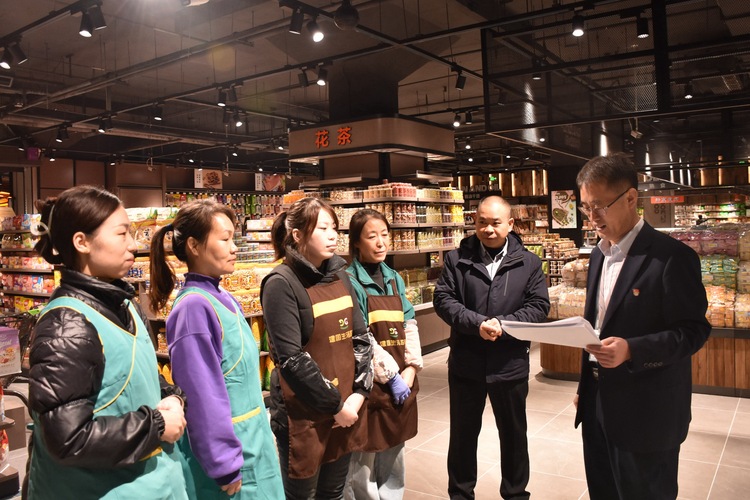 河北清苑：超前輔導為企業解難題_fororder_工作人員為經營者講解人員配備相關要求。 趙琪攝.JPG