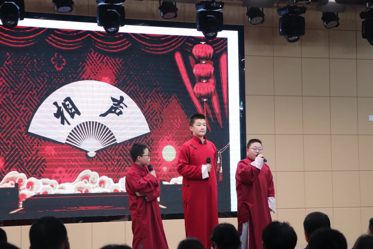 圖片默認標題_fororder_圖為淶水縣實驗中學學生表演相聲。（徐梓鈺 攝）