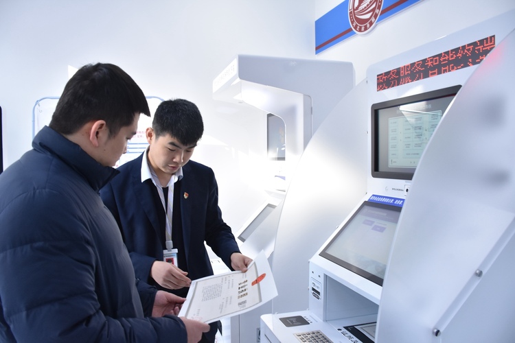 河北清苑：超前輔導為企業解難題_fororder_工作人員幫助經營者領取營業執照。 趙琪攝.JPG