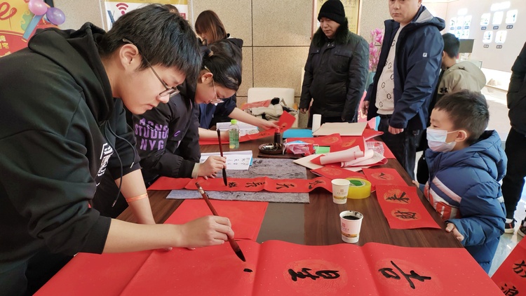 河北唐縣：墨香四溢迎新春 書寫春聯送萬福_fororder_書法愛好者們現場揮毫潑墨