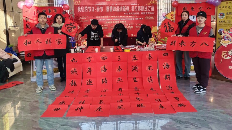 河北唐縣：墨香四溢迎新春 書寫春聯送萬福_fororder_迎新春文明實踐活動現場