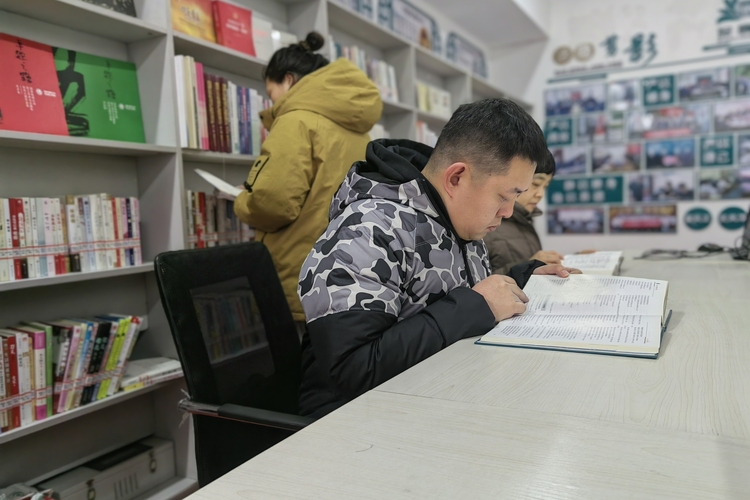 河北定興：“送書入企”打造“城市書房”_fororder_003