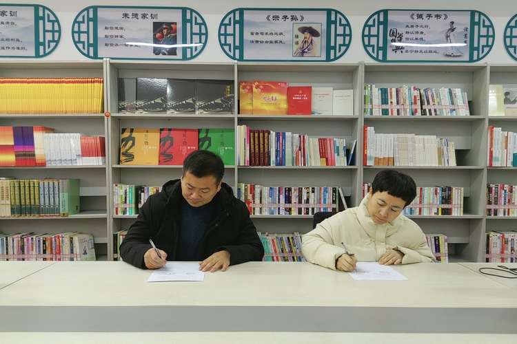 河北定興：“送書入企”打造“城市書房”_fororder_001