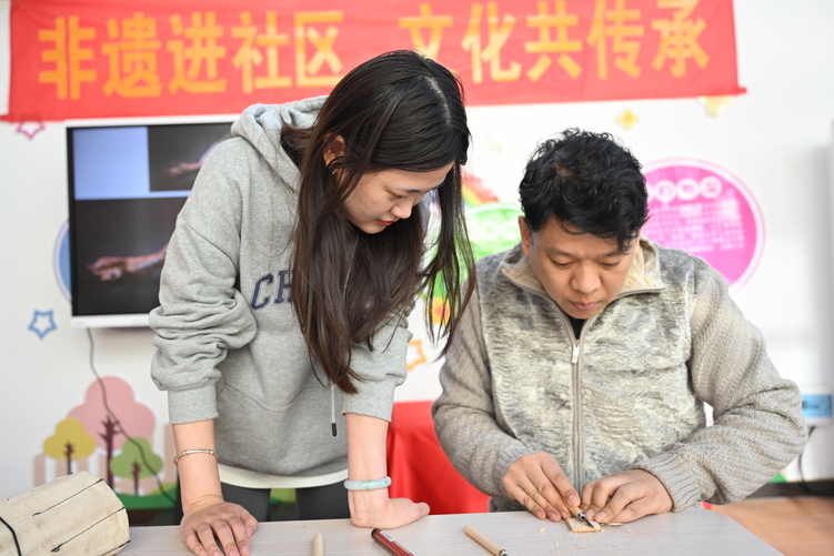 石家莊市新華區：非遺木雕進社區 傳統文化潤民心_fororder_微信圖片_20240104163716
