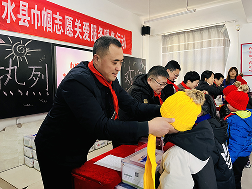 圖片默認標題_fororder_圖為學生們領取愛心禮包。（徐梓鈺 攝）.JPG
