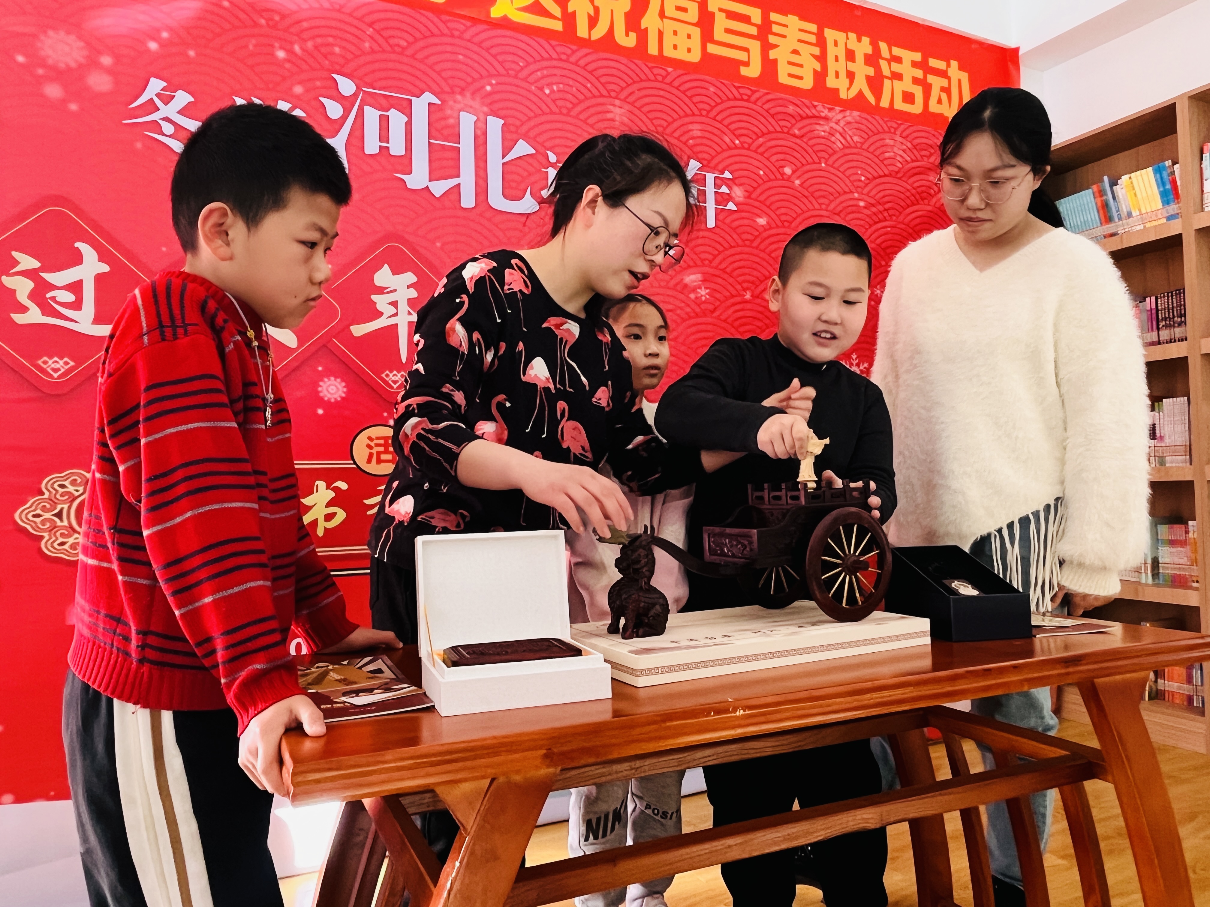 圖片默認標題_fororder_圖為淶水縣圖書館工作人員正在向市民介紹指南車非遺技藝。（徐梓鈺 攝）