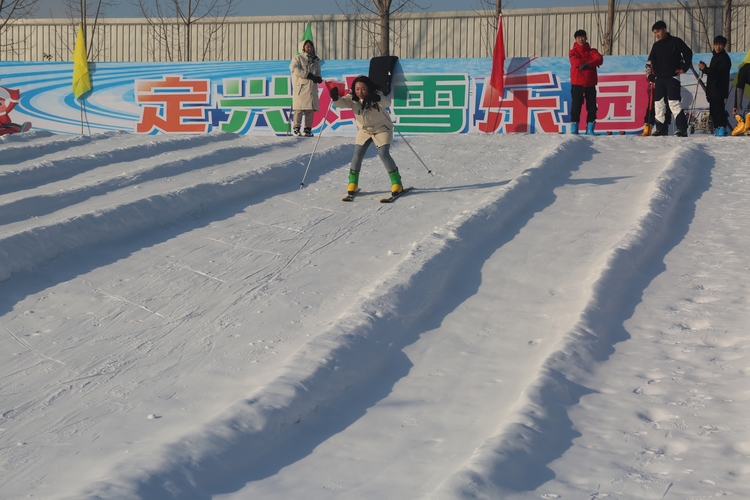 河北定興：冰雪運動“熱”起來_fororder_003.JPG