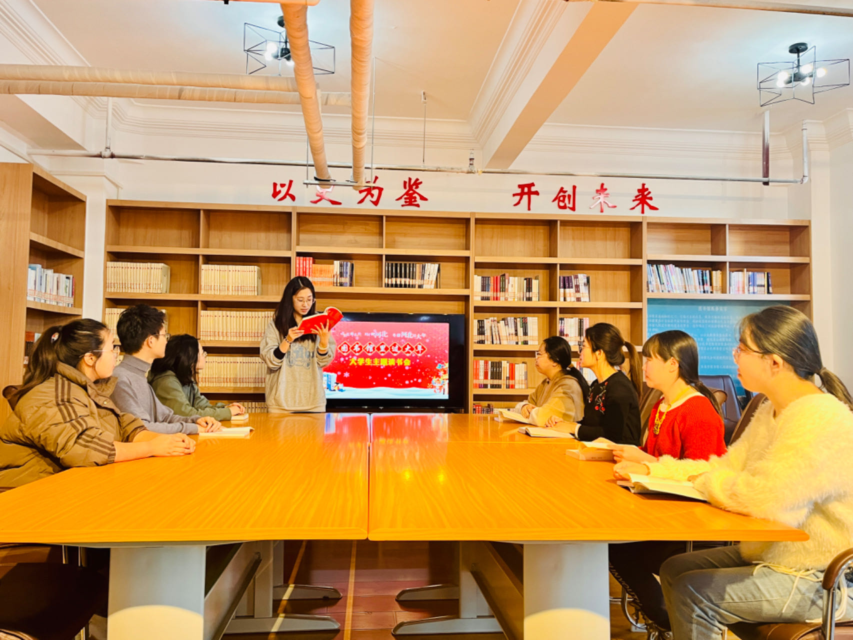 圖片默認標題_fororder_圖為淶水縣圖書館大學生主題讀書會現場。（徐梓鈺 攝）