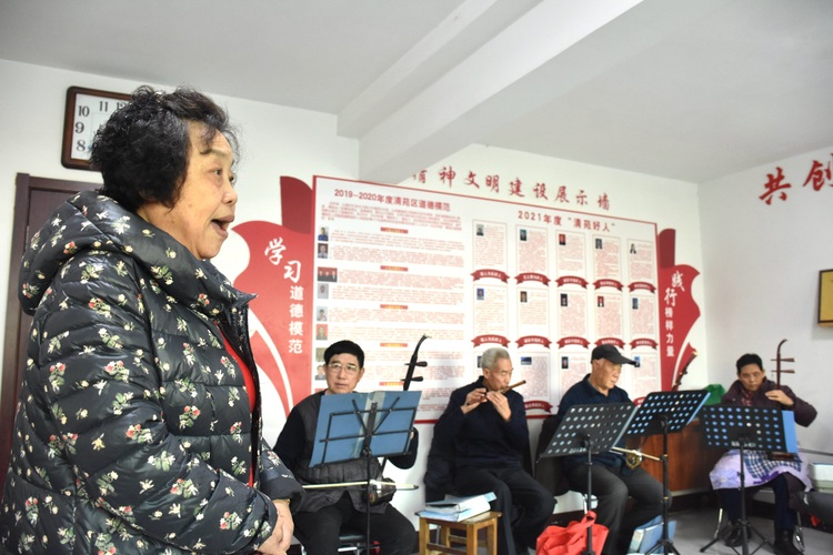 河北清苑：多彩公益課堂豐富群眾精神文化生活_fororder_文藝愛好者在課堂上進行戲曲演唱。 趙琪攝.JPG