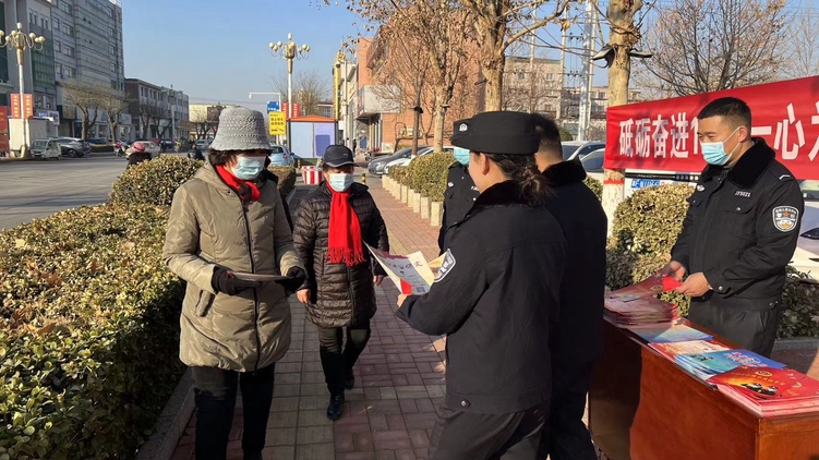 河北唐縣：開展“砥礪奮進110，一心為民保安寧”110主題宣傳活動_fororder_民警向群眾發放宣傳資料並詳細介紹如何正確撥打110、多樣化報警方式等知識