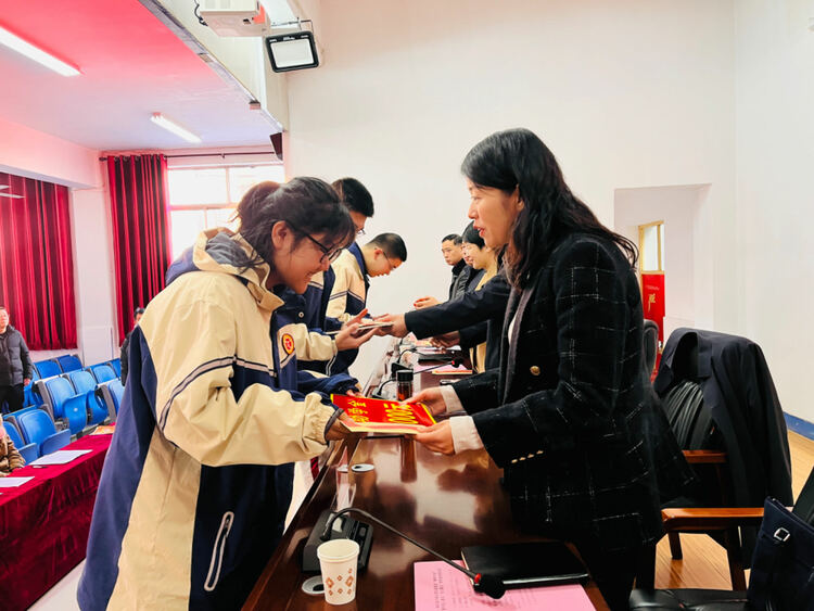 圖片默認標題_fororder_圖為學生們領取助學金。（徐梓鈺 攝）