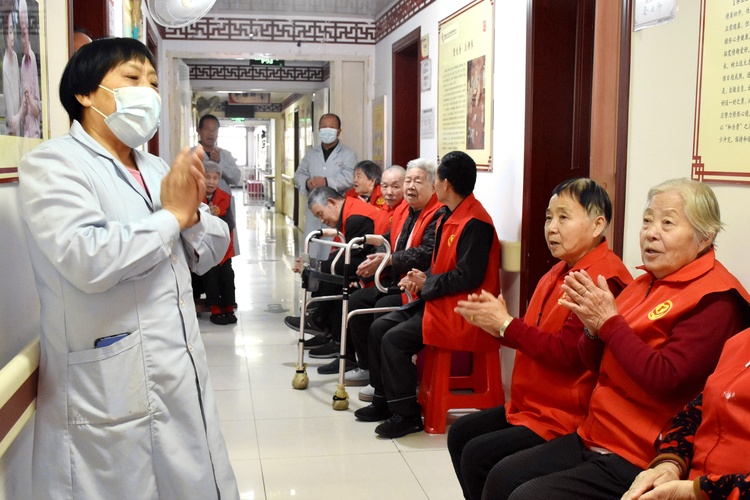 圖片默認標題_fororder_護理員帶領老人唱紅歌。 趙琪攝.JPG