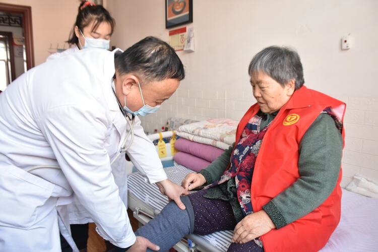 圖片默認標題_fororder_醫生在養老病房內進行每日查房。 趙琪攝.JPG