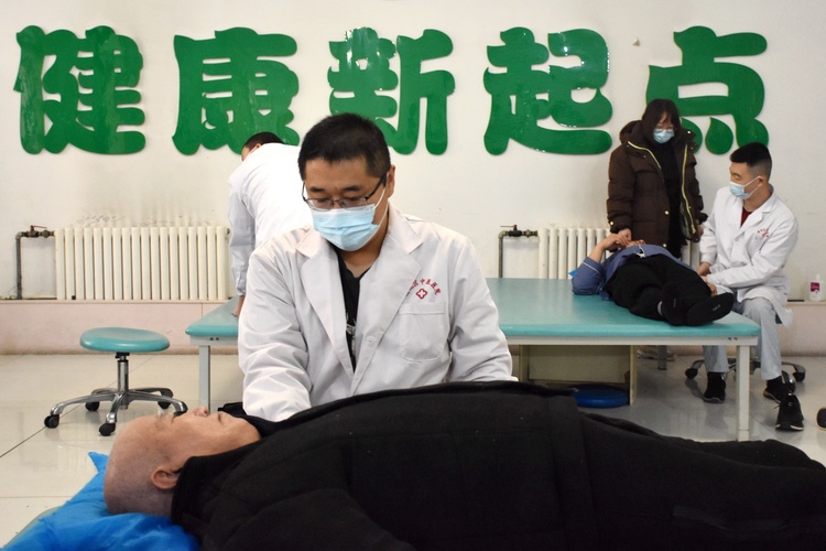 圖片默認標題_fororder_康復治療師幫助老人進行康復訓練。 趙琪攝.JPG