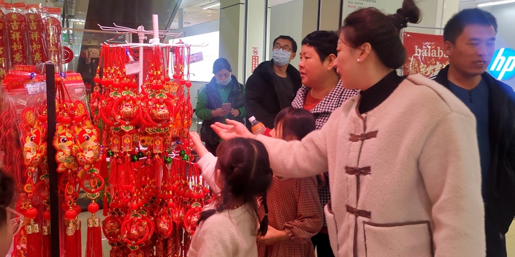 河北唐縣：辦年貨  過大年_fororder_市民們到超市購置新春年貨