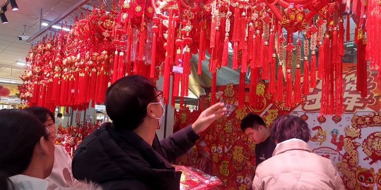 河北唐縣：辦年貨  過大年_fororder_市民們正在購置鮮艷的新春飾品