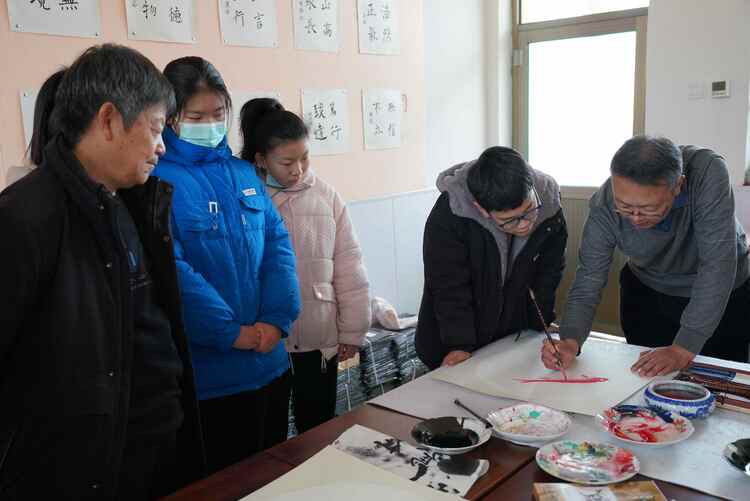 河北清苑：“文化名家工作室”點亮群眾文化生活_fororder_孫蘭鋼為學員講授錦鯉繪畫。攝影 王磊