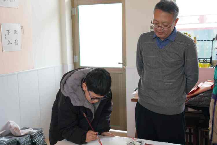 河北清苑：“文化名家工作室”點亮群眾文化生活_fororder_孫蘭鋼指導學員錦鯉繪畫。攝影 王磊