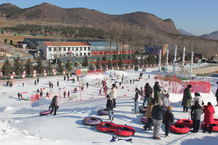 圖片默認標題_fororder_遊客在冰雪樂園盡情玩耍  攝影辛榮軍.JPG