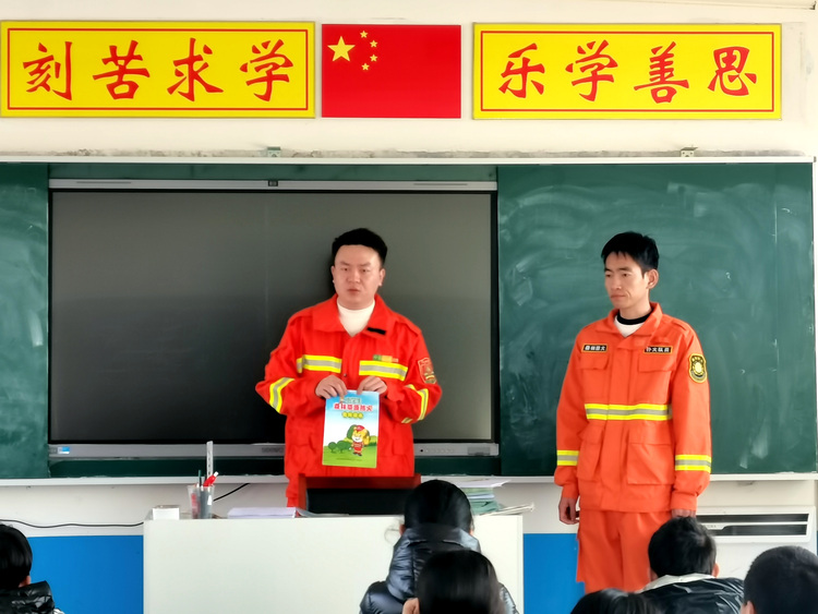 河北唐縣：開展森林草原防火宣傳進校園系列活動_fororder_森林消防隊員講解森林草原防火知識