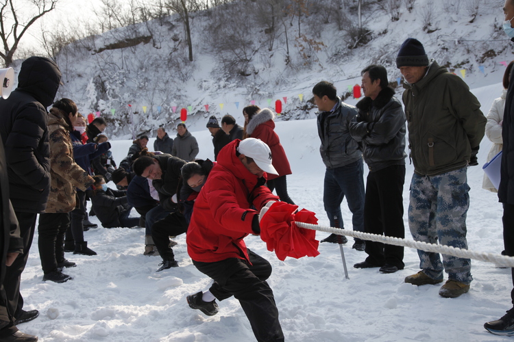 圖片默認標題_fororder_遊客體驗雪上拔河  拍攝辛榮軍.JPG