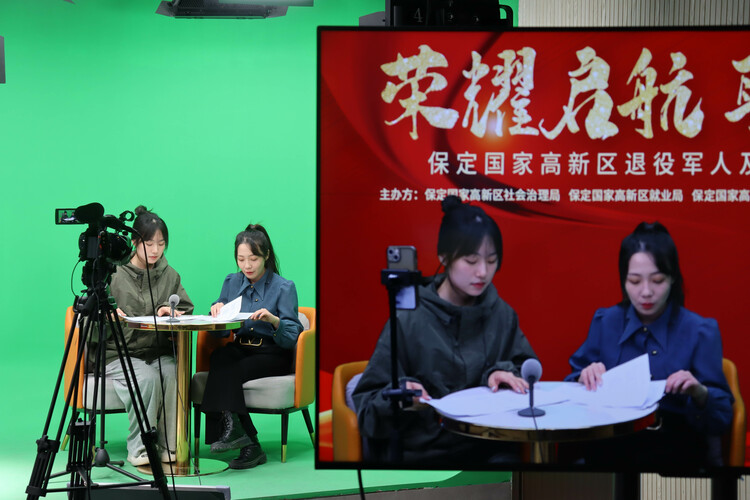 保定市蓮池區：優環境、抓招商、促發展_fororder_圖片四：在保定市人力資源數字産業園內，工作人員進“直播帶崗”。（馬金星供）