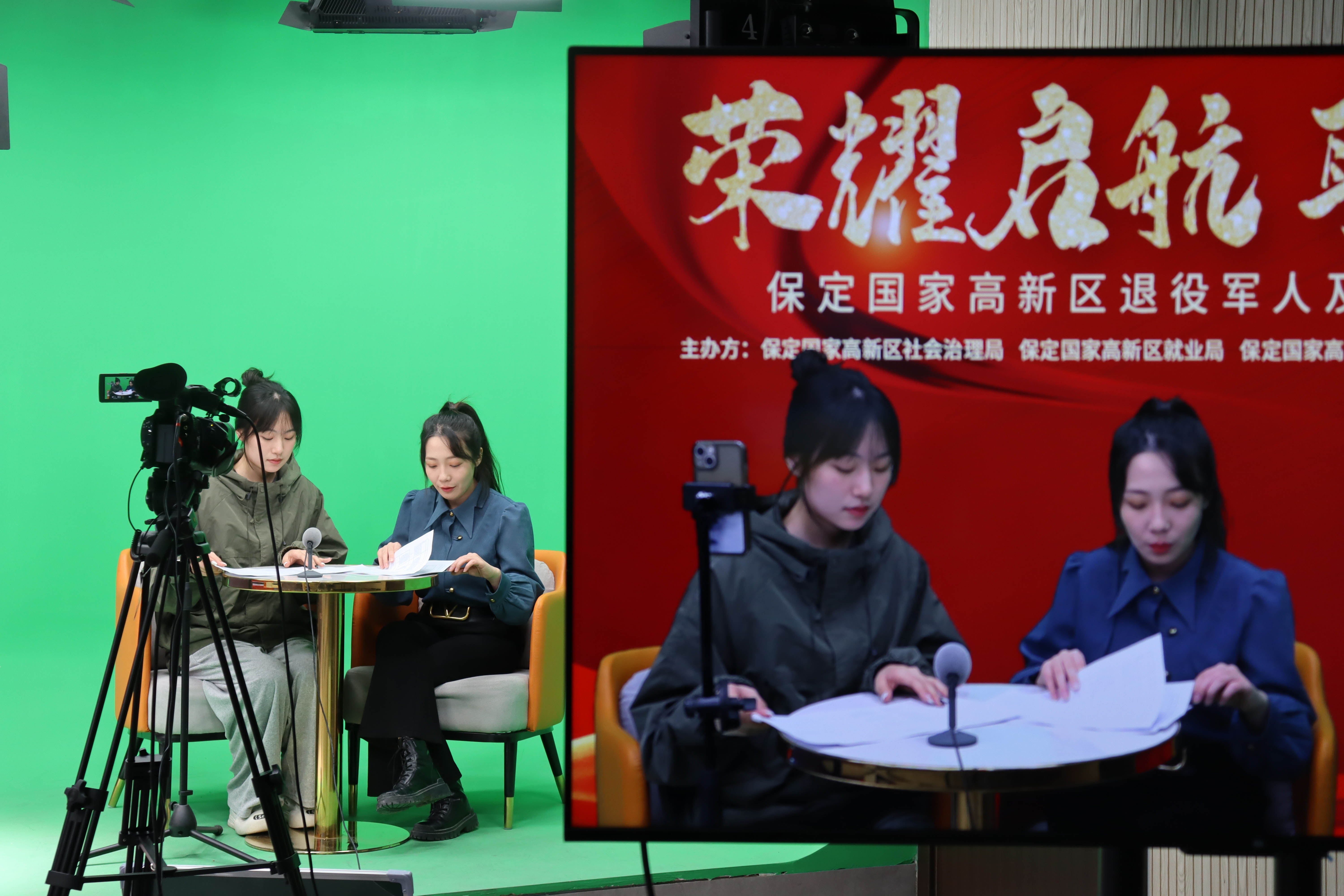 保定市蓮池區：優環境、抓招商、促發展_fororder_圖片四：在保定市人力資源數字産業園內，工作人員進“直播帶崗”。（馬金星供）