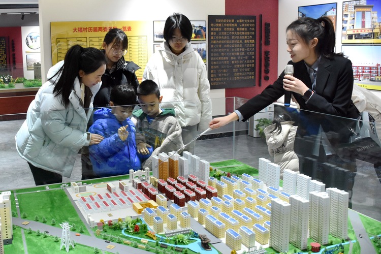 圖片默認標題_fororder_村民參觀大福村村史館，從沙盤感受新農村建設成果。 趙琪攝.JPG