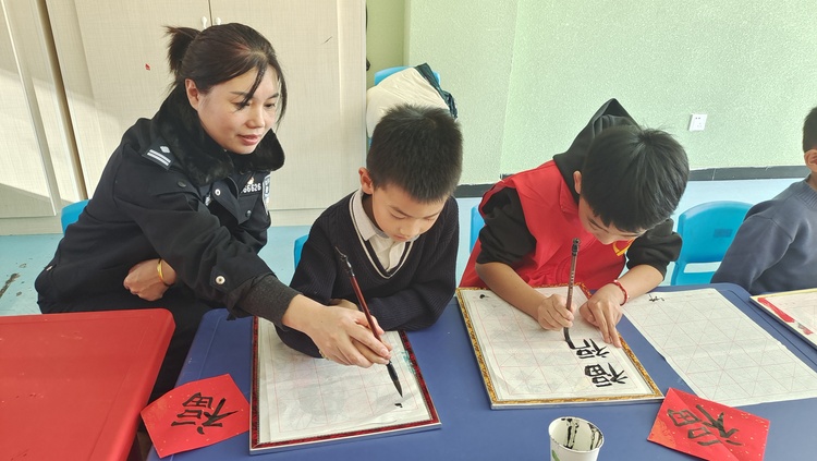圖片默認標題_fororder_灤平縣組織“童心港灣”開展“迎新納福寫春聯 童心港灣年味濃”主題志願服務活動1