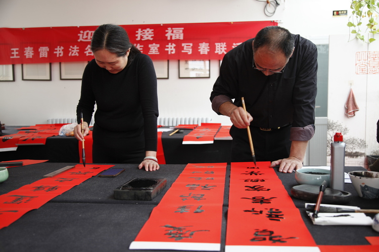 圖片默認標題_fororder_書法老師書寫春聯  拍攝辛榮軍.JPG
