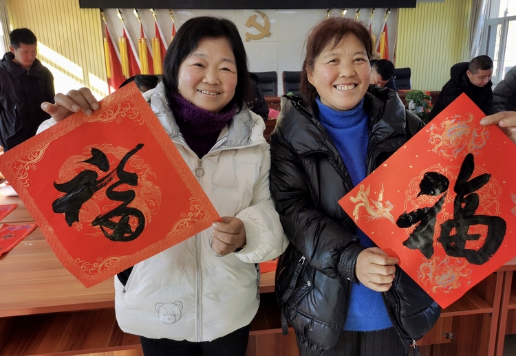圖片默認標題_fororder_居民領到心儀的“福”字  拍攝辛榮軍