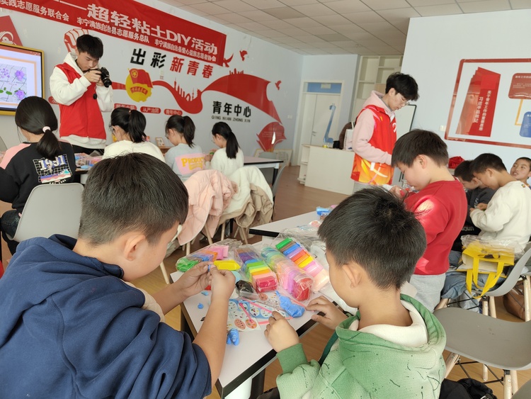 豐寧開展“青‘寧’花開——假期公益課堂文明實踐‘助學支教’志願服務項目手工DIY活動_fororder_孩子們做粘土手工  拍攝劉余