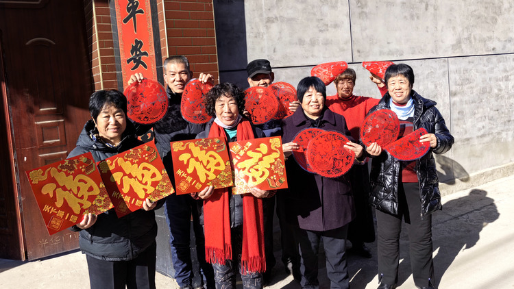 河北唐縣：開展春節送關愛系列志願服務活動_fororder_村民收到志願者的新春祝福喜笑顏開